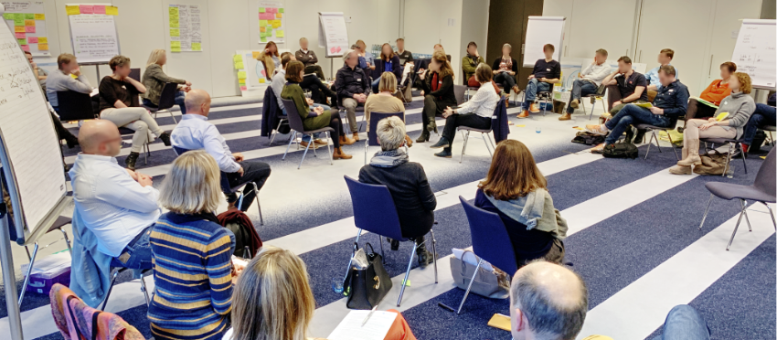 Eine Workshop-Situation mit Stuhlkreis in der Mitte